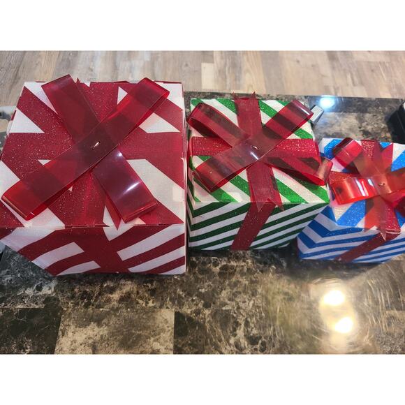 Set of 3 lighted gift box Christmas decorations - Picture 1 of 3